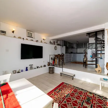 Holiday home House With Tree Inside Near Sea In Maltepe Istanbul